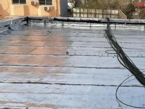 本溪卫生间漏水维修公司分享下本溪屋面楼顶防水刚性防水层施工要点。
